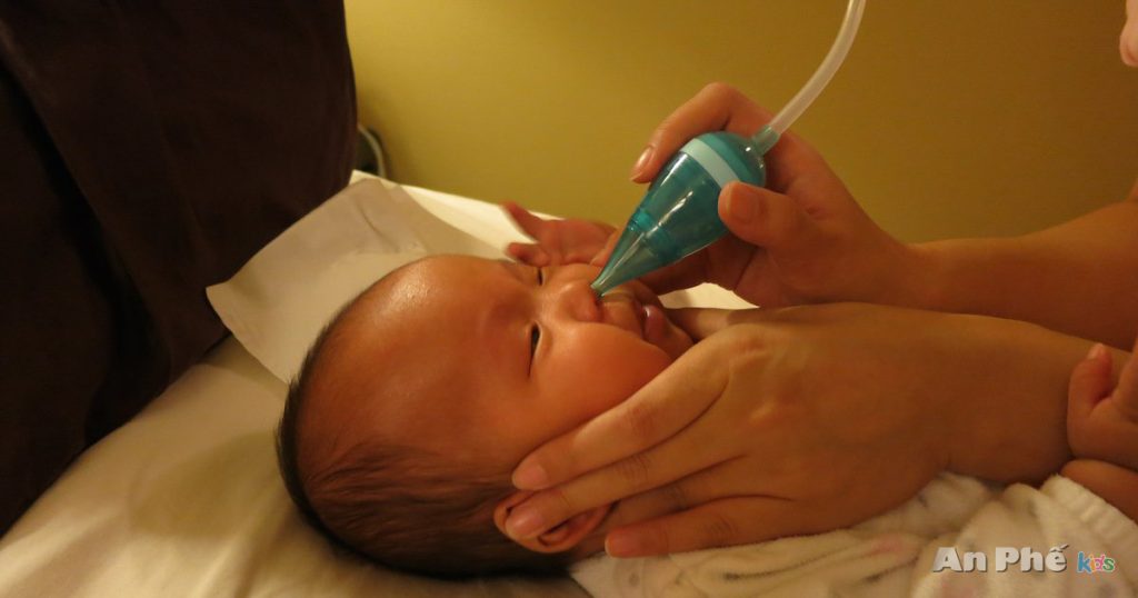 Bí quyết chăm sóc trẻ bị viêm phế quản tại nhà - xử lý nghẹt mũi cho trẻ