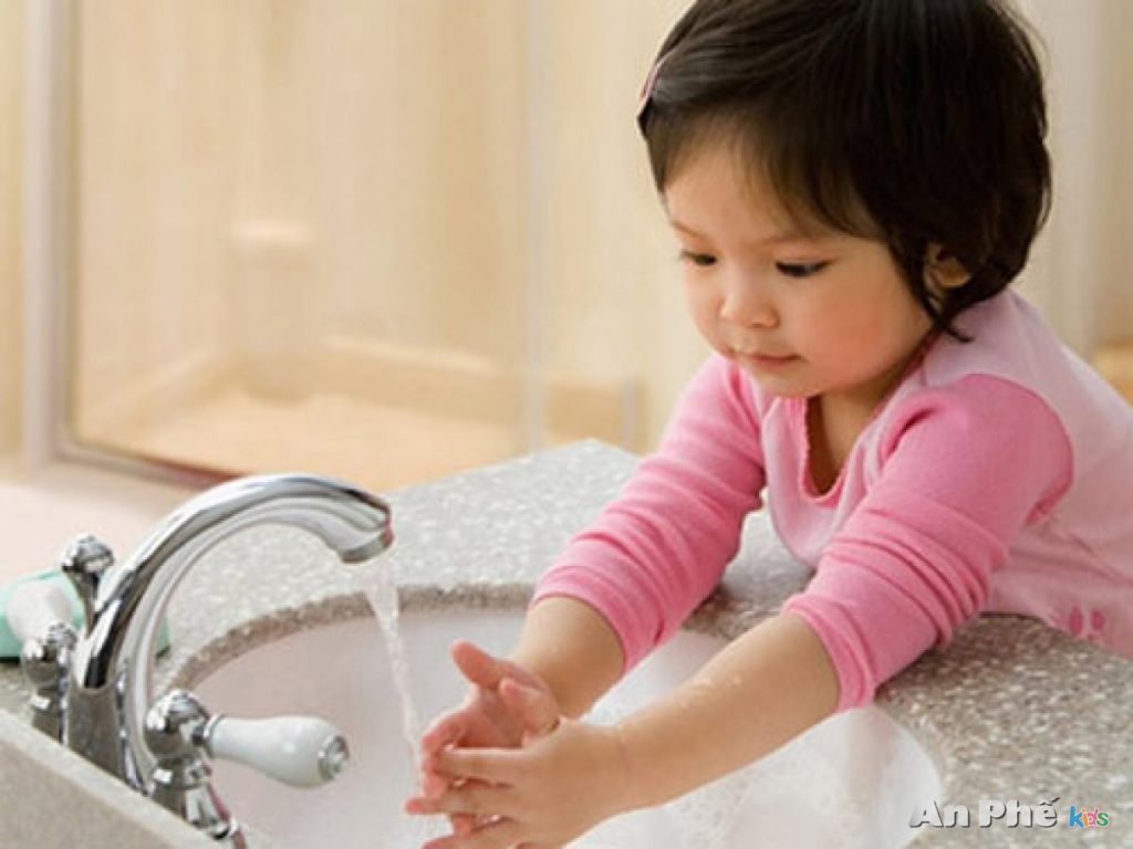 Biện pháp phòng tránh lây nhiễm viêm phế quản ở trẻ em - rửa tay thường xuyên
