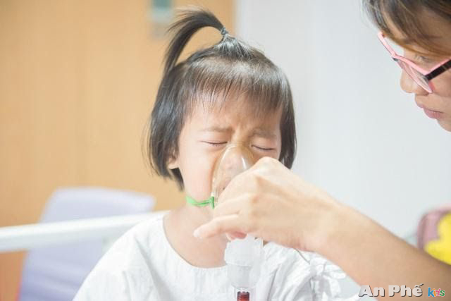 Giải mã những triệu chứng viêm phế quản ở trẻ - trẻ khò khè, khó thở
